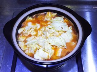 蕃茄豆腐煲,放入鸡蛋。