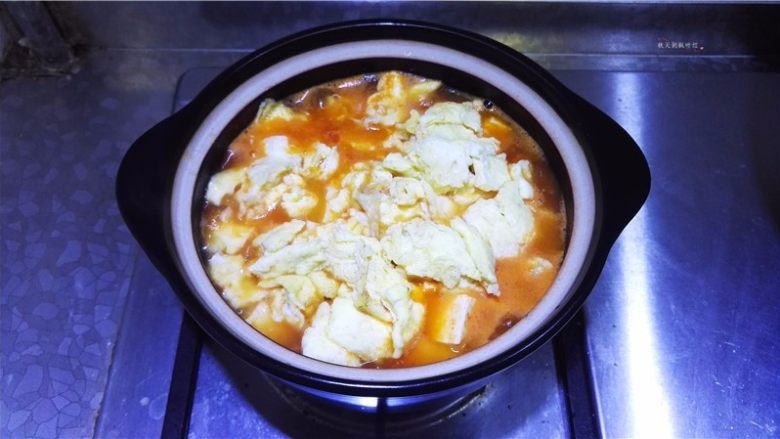 蕃茄豆腐煲,放入鸡蛋。