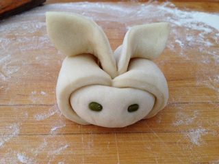 “萌小兔”馒头,
用两颗绿豆或是红豆按在两边做眼睛，再按上嘴，整形就好了