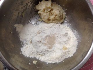 芝麻酱烧饼,面粉里加入豆渣和酵母，加温水和成软一点的面团，饧发至2倍大（豆渣的含水量不同，所以加水多少不太固定）