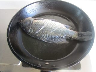鲫鱼豆腐汤,热锅凉油， 将鲫鱼表面上的水分吸干后放入锅中煎；