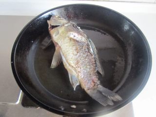 鲫鱼豆腐汤,小火慢慢煎，不要急于翻动，待快煎好后微微晃动下锅，如果鱼能跟着晃动后就可以翻面了， 翻面后再将另一面也煎至金黄；