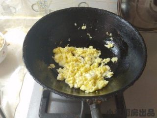 双色剪刀面,炒锅中加油将鸡蛋炒熟，盛出备用。