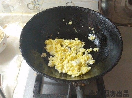 双色剪刀面,炒锅中加油将鸡蛋炒熟，盛出备用。