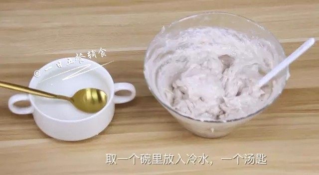 宝宝版鲜嫩虾丸,取一个碗里放入冷水，一个汤匙。