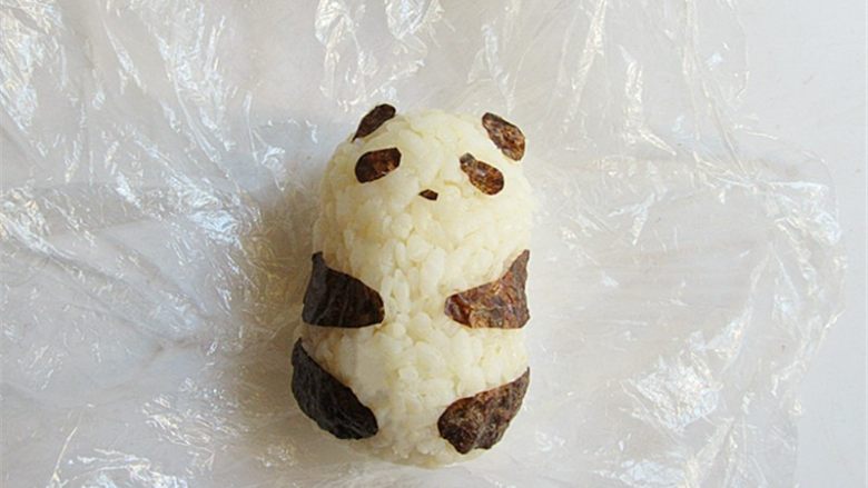 熊猫趣味早餐饼,将剪好的海苔贴在米饭团上，变成一只可爱的熊猫
