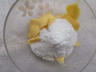 花生酱饼干,把糖粉加入黄油中，用电动打蛋器打到发白膨胀。