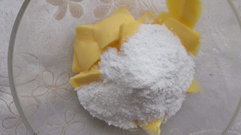 花生酱饼干,把糖粉加入黄油中，用电动打蛋器打到发白膨胀。