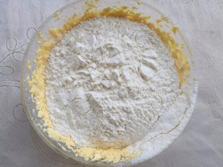 花生酱饼干,加入过筛的低筋面粉。