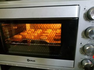 花生酱饼干,放入预热好的烤箱中层150度烤20分钟。
