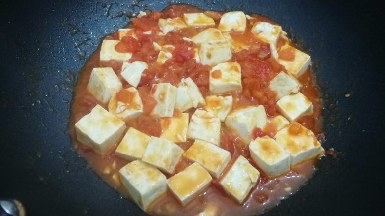清新番茄豆腐, 轻轻翻匀，加入盐，<a style='color:red;display:inline-block;' href='/shicai/ 756'>鸡精</a>，咕嘟咕嘟一会就可以出锅了。