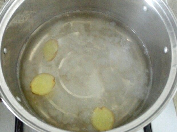 木瓜炖雪蛤,3.	小锅内放水烧开后，放入雪蛤和姜片焯一下水，这样可以去腥