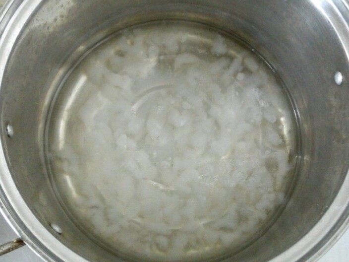 木瓜炖雪蛤,5.	小锅内加入清水，炖20多分钟