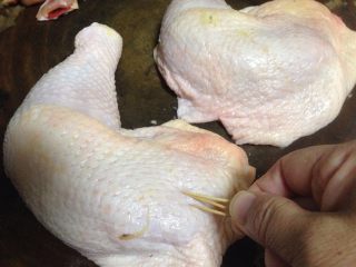 荷香卤鸡腿,鸡腿洗净，用牙签在鸡腿上戳一些小洞以便进味