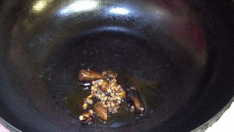 麻辣羊肉,锅内加少量底油，小火倒入辣椒和麻椒炒至紫色出香味