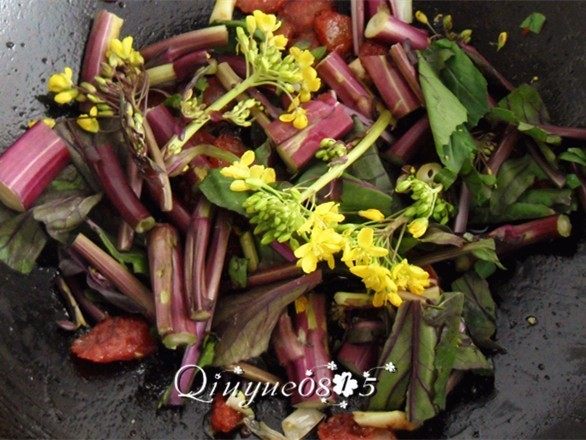 #家常菜大比拼#腊肠紫菜苔,放入紫菜苔、盐大火炒出