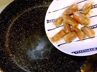 咖喱海鲜意面,另起一平底锅，倒入虾头，放入黄油，小火慢煎至虾头金黄