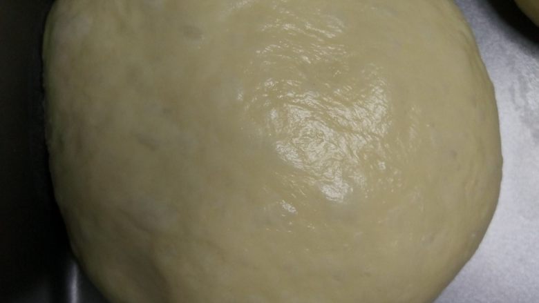 香葱手撕肉松面包, 醒发好的面团取出，简单排气后滚圆，盖保鲜膜松弛30分钟左右。