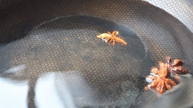 生腌蟹钳,锅中放清水适量，放入大料瓣