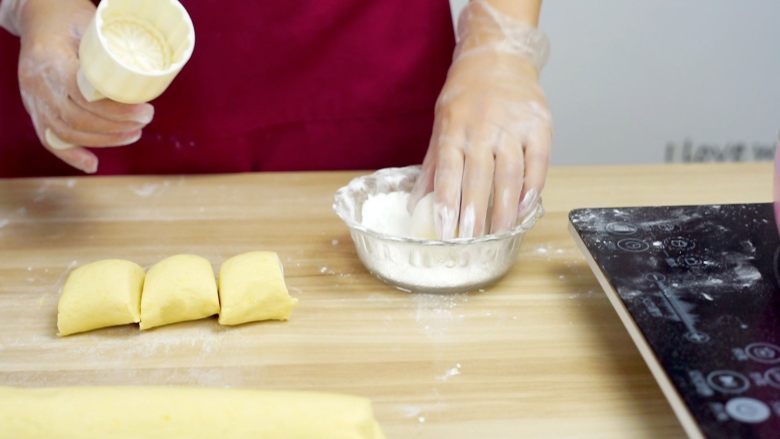 不煎不炸，健康养颜的美味——跨界南瓜饼,粘上干糯米粉