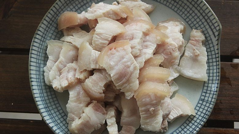 豆角焖肉,飞好水的五花肉切成五毫米厚的肉片；