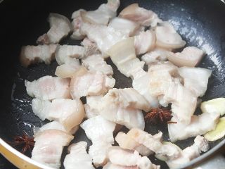 豆角焖肉,五花肉倒入锅内煸炒出油，炒到稍微变黄；