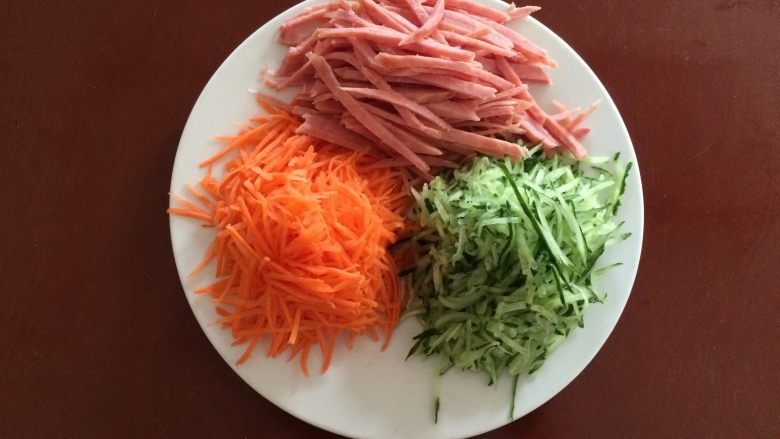 麻酱面,把黄瓜、胡萝卜、火腿分别切丝做菜码备用