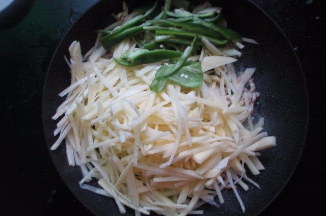 水烙馍卷菜,等肉变色之后放入土豆丝，青椒丝