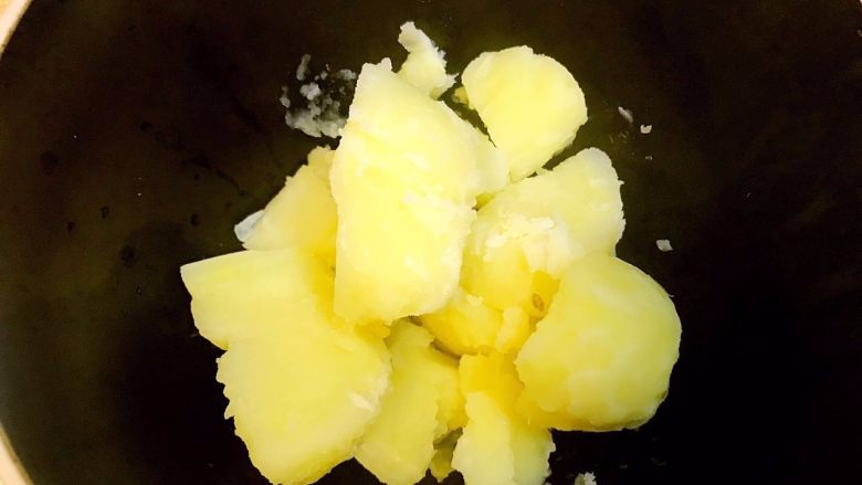 咸蛋黄焗阿根廷红虾,土豆煮熟后放入大的容器中