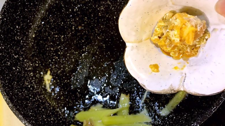 咸蛋黄焗阿根廷红虾,咸鸭蛋只剥取咸蛋黄，平底锅倒入少许色拉油