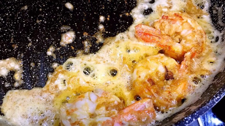 咸蛋黄焗阿根廷红虾,将虾肉焙熟，均匀裹上咸蛋黄