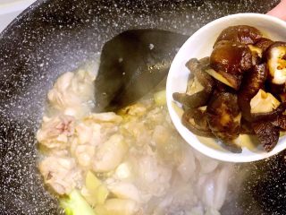 香菇鸡煲,香菇泡发后挤出水分（泡香菇水保留备用），倒入锅中