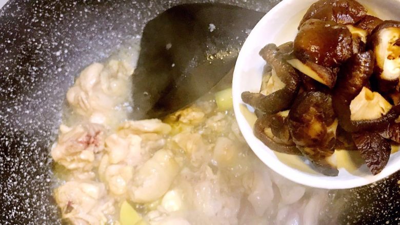 香菇鸡煲,香菇泡发后挤出水分（泡香菇水保留备用），倒入锅中
