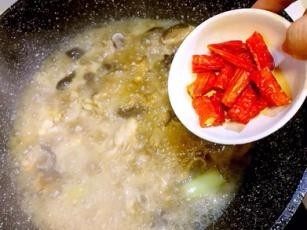 香菇鸡煲,放入干红辣椒段