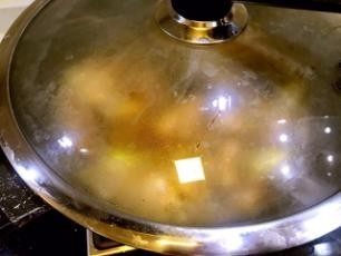 香菇鸡煲,盖上锅盖转中火焖煮至汤汁吸收