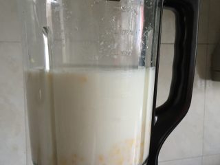 牛奶玉米汁,加入水至1300ml刻度线位置；