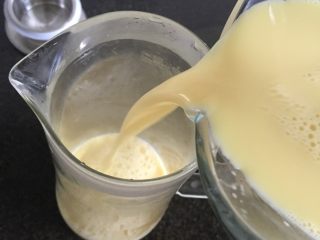 牛奶玉米汁,程序结束后倒出即可饮用，不用加糖不用过滤，口感非常细腻，就像喝牛奶一样；