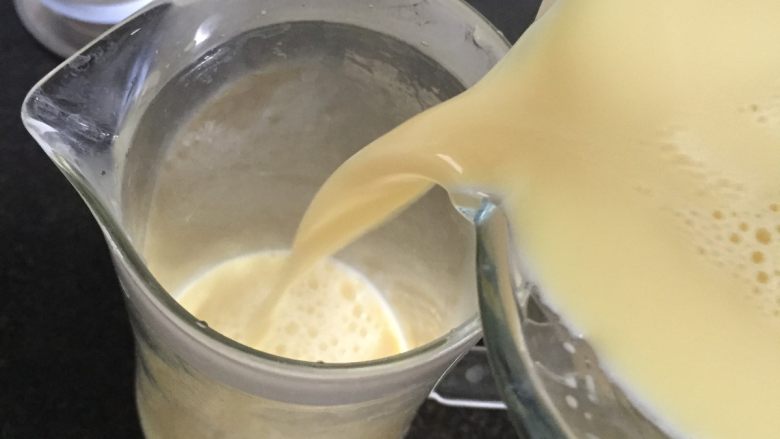 牛奶玉米汁,程序结束后倒出即可饮用，不用加糖不用过滤，口感非常细腻，就像喝牛奶一样；