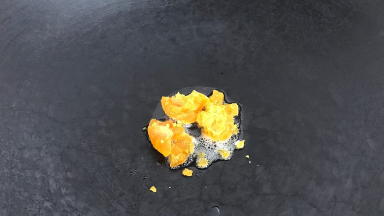 蛋黄虾仁豆腐,油锅下咸蛋黄碎炒到出沙。