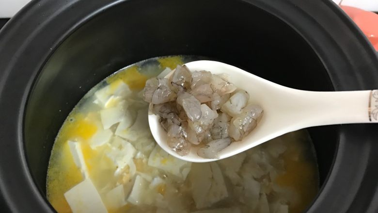 蛋黄虾仁豆腐,调味后放入虾仁。
