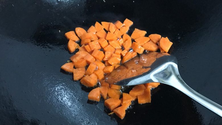 菠萝咕噜豆腐,放入胡萝卜翻炒。