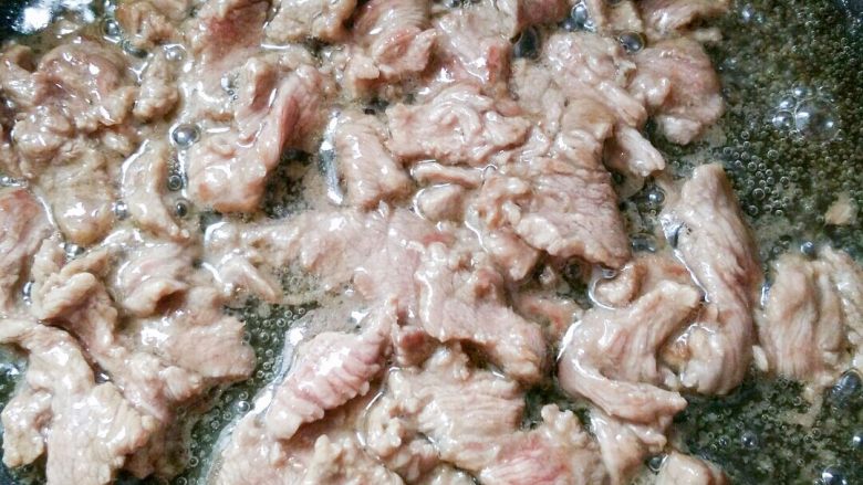 芥蓝炒牛肉,锅里下油，油热后加入牛肉，炒至八分熟时起锅备用，在这里牛肉不宜炒的太熟，等下还要重新入锅。
