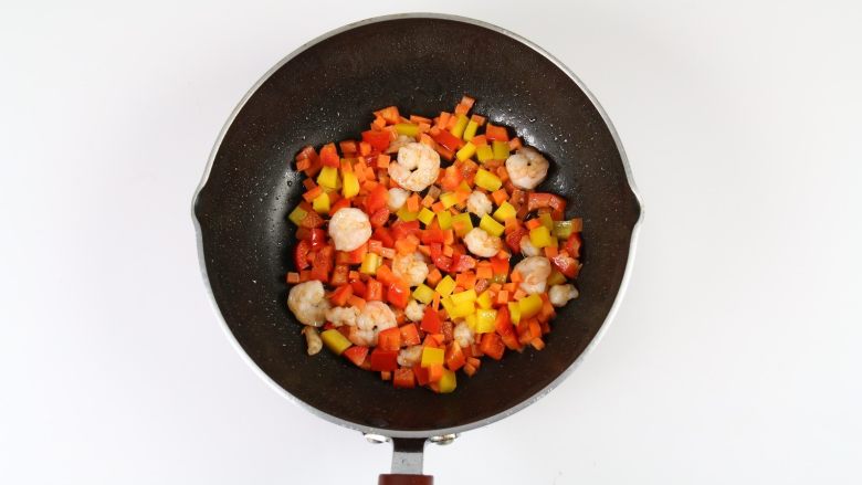 金玉满堂,加入彩椒，胡萝卜粒，大火炒2分钟。