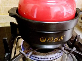 香肠砂锅煲仔饭,盖上锅盖，转大火2分钟后关火。