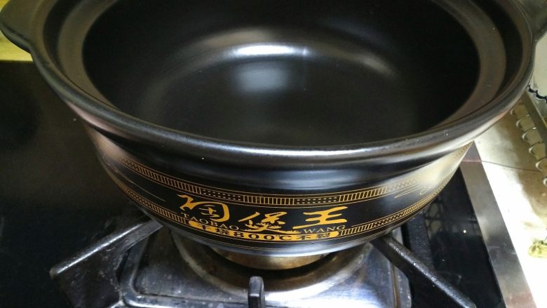  银耳南瓜汤,把砂锅放在天然气上，砂锅需干净，无油渍。
