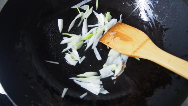 葱烧豆腐,另起一锅，放入少量油，放入葱丝煸炒