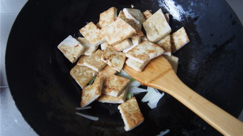 葱烧豆腐,另起一锅，放入少量油，放入葱丝煸炒 