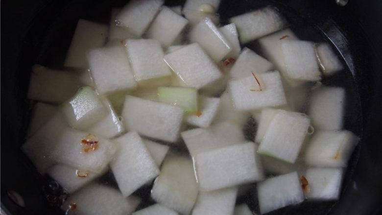 #家常菜大比拼#冬瓜鲜虾汤,加入清水，煮开