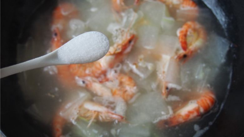 #家常菜大比拼#冬瓜鲜虾汤,加入适量食盐，煮熟即可
