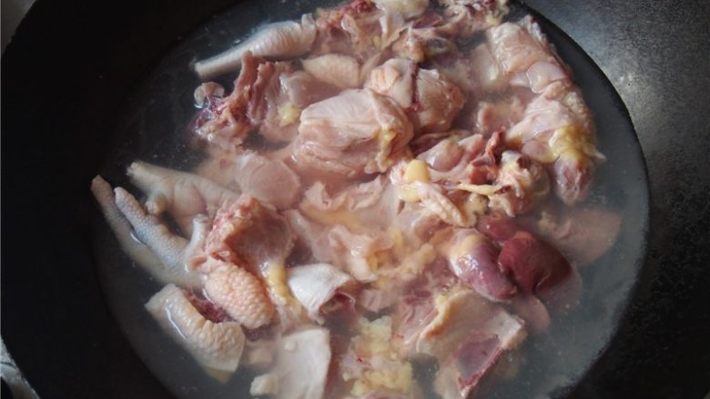 #家常菜大比拼#土豆鸡块,鸡肉放入锅中焯去血水